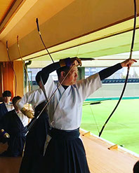 弓道をする様子